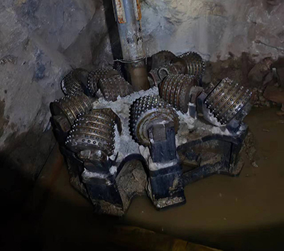 新疆铜矿通风眼施工更换2米扩孔大钻头