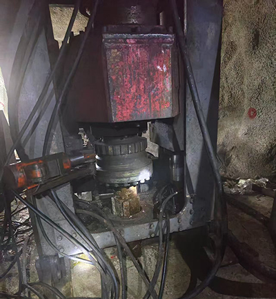 1.8米天井钻机进行施工